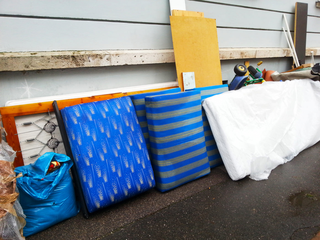 Skräp redo för bortforsling