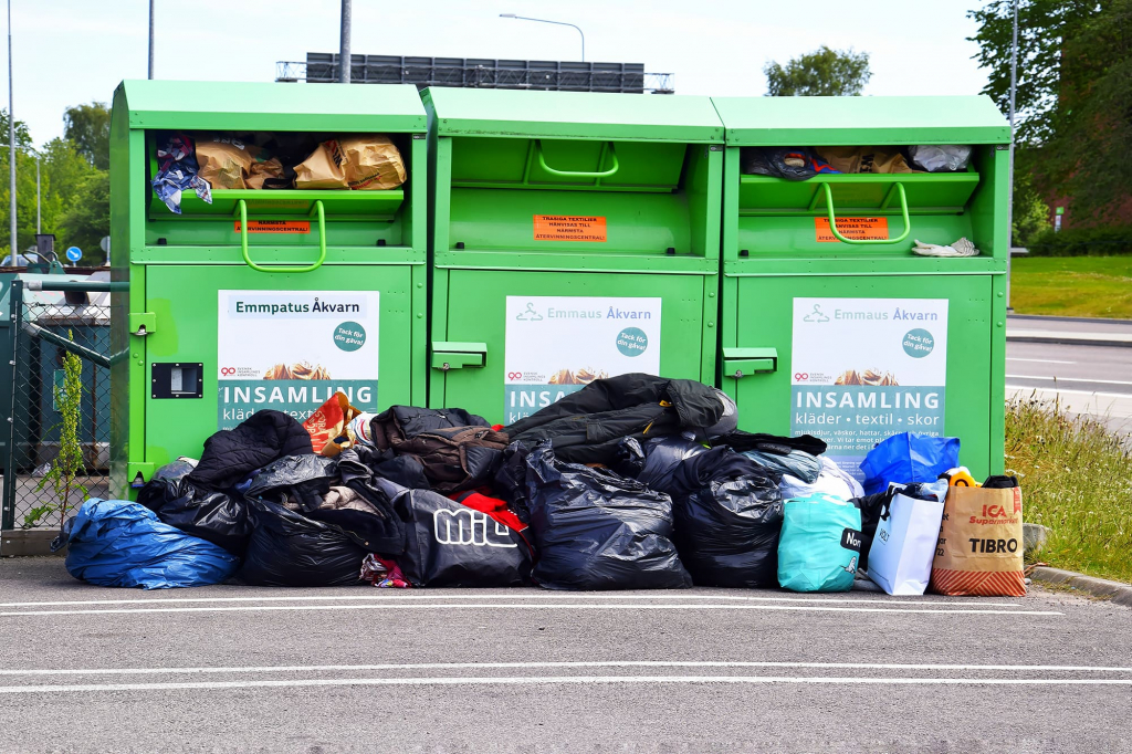 Containrar fulla med skräp